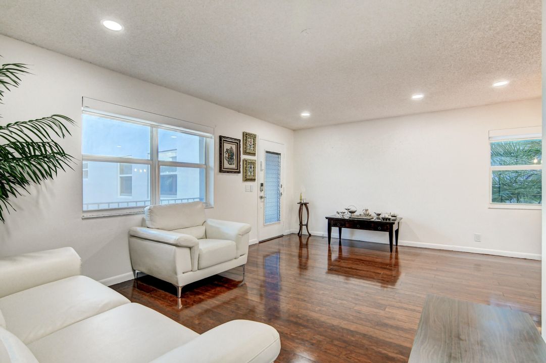 For Rent: $1,800 (1 beds, 1 baths, 760 Square Feet)