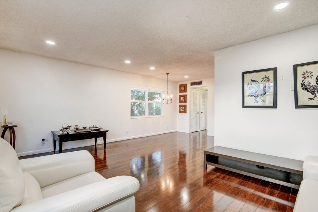 For Rent: $1,800 (1 beds, 1 baths, 760 Square Feet)