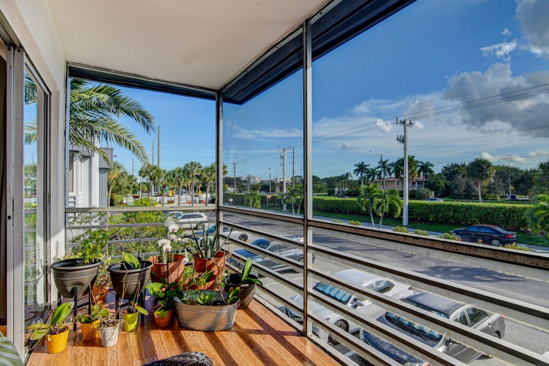 For Rent: $1,800 (1 beds, 1 baths, 760 Square Feet)