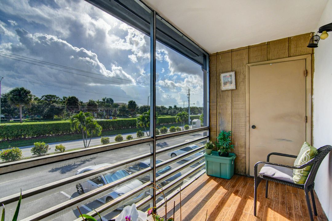 For Rent: $1,800 (1 beds, 1 baths, 760 Square Feet)