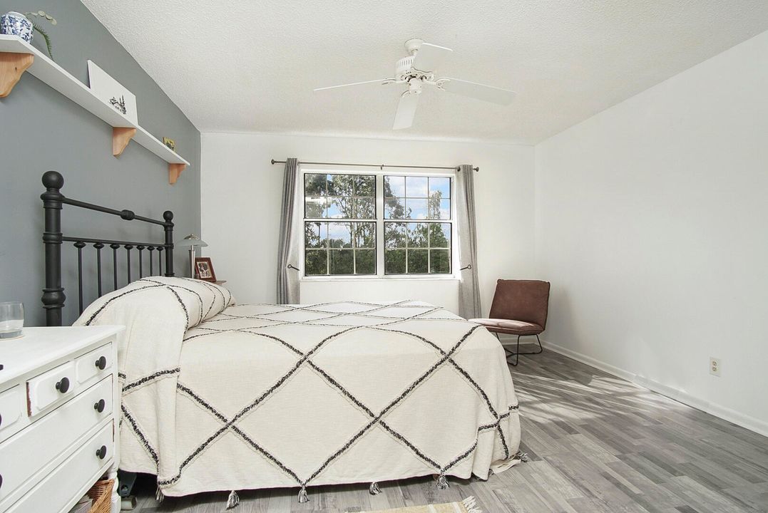 На продажу: $125,000 (2 спален, 2 ванн, 1186 Квадратных фут)