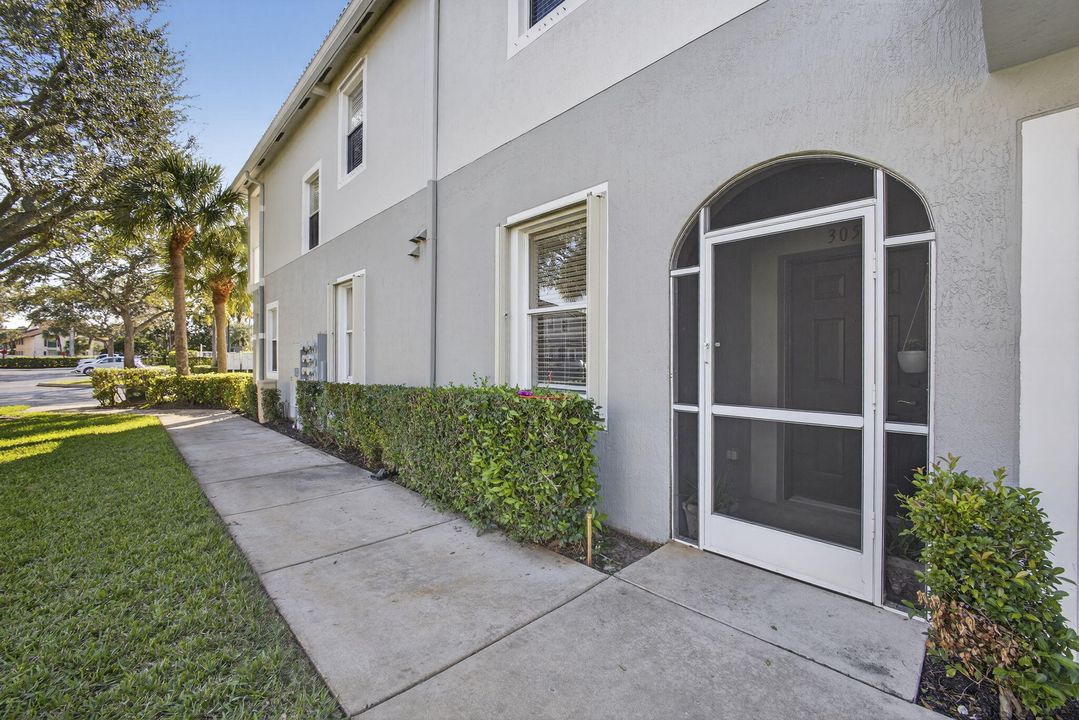 For Rent: $2,400 (3 beds, 2 baths, 1316 Square Feet)