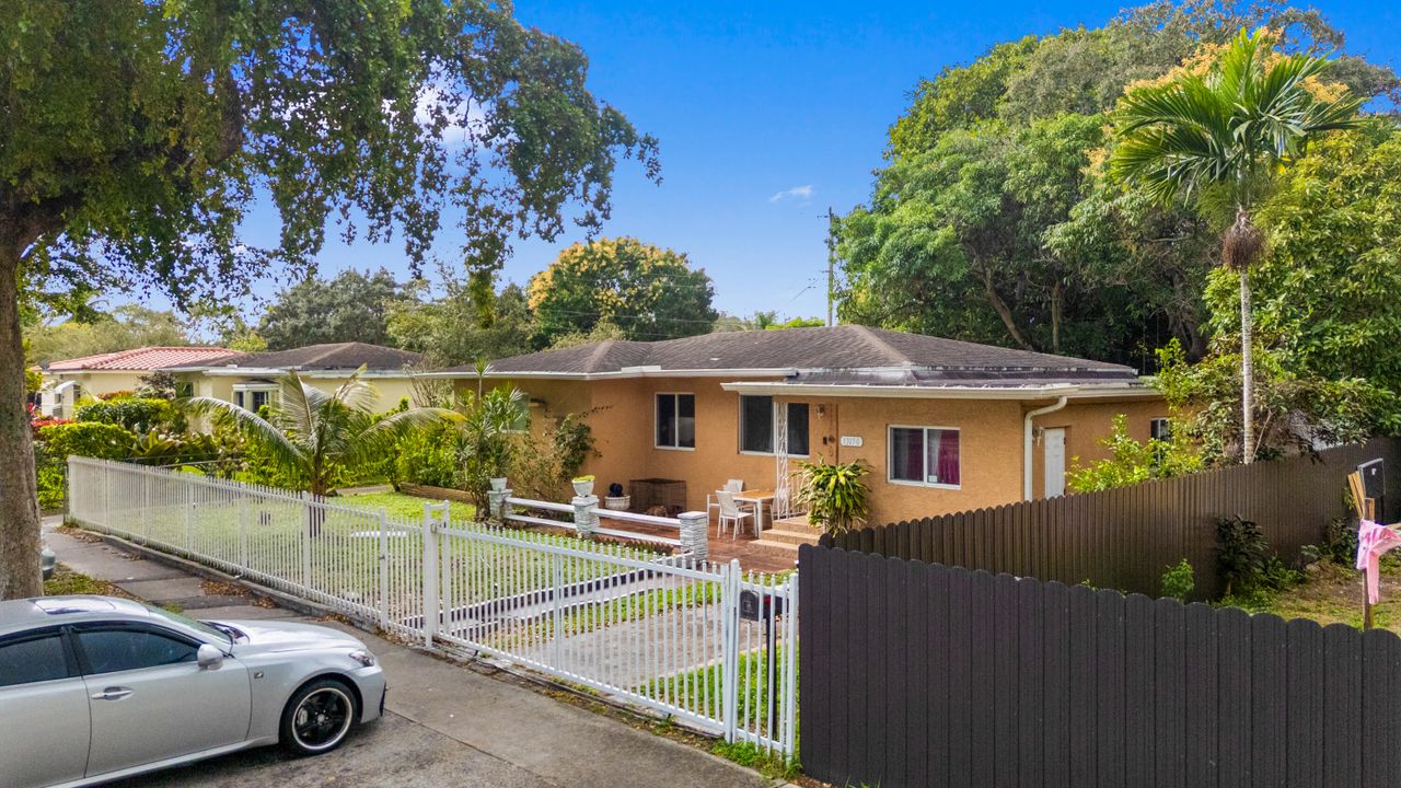 Activo con contrato: $462,500 (3 camas, 2 baños, 1385 Pies cuadrados)