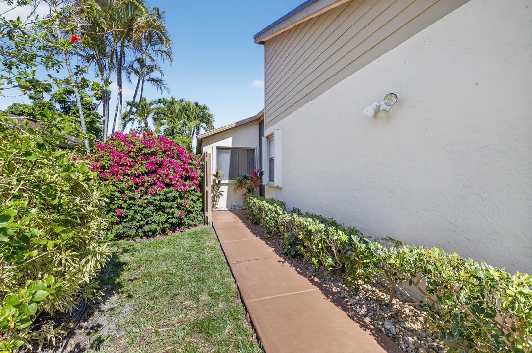 For Sale: $399,000 (2 beds, 2 baths, 1727 Square Feet)