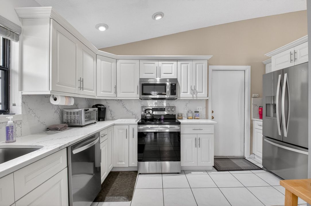 For Sale: $399,000 (2 beds, 2 baths, 1727 Square Feet)