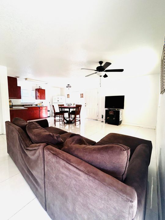 待售: $189,000 (2 贝兹, 1 浴室, 1008 平方英尺)