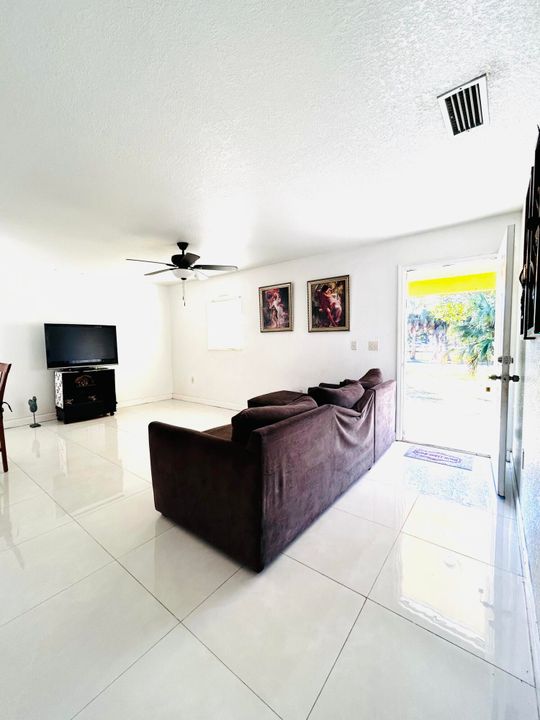 待售: $189,000 (2 贝兹, 1 浴室, 1008 平方英尺)