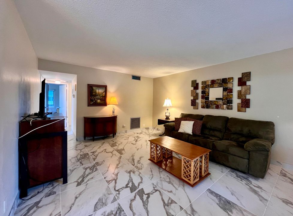 待售: $169,000 (2 贝兹, 1 浴室, 798 平方英尺)