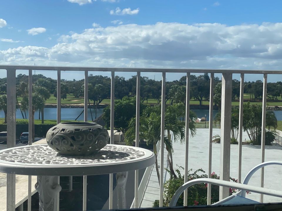 В аренду: $3,800 (2 спален, 2 ванн, 1143 Квадратных фут)