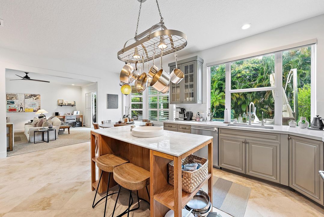 На продажу: $1,500,000 (4 спален, 2 ванн, 2719 Квадратных фут)