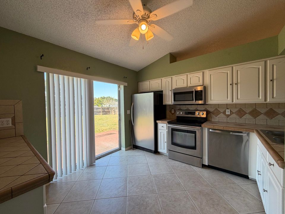 For Rent: $2,300 (3 beds, 2 baths, 1186 Square Feet)