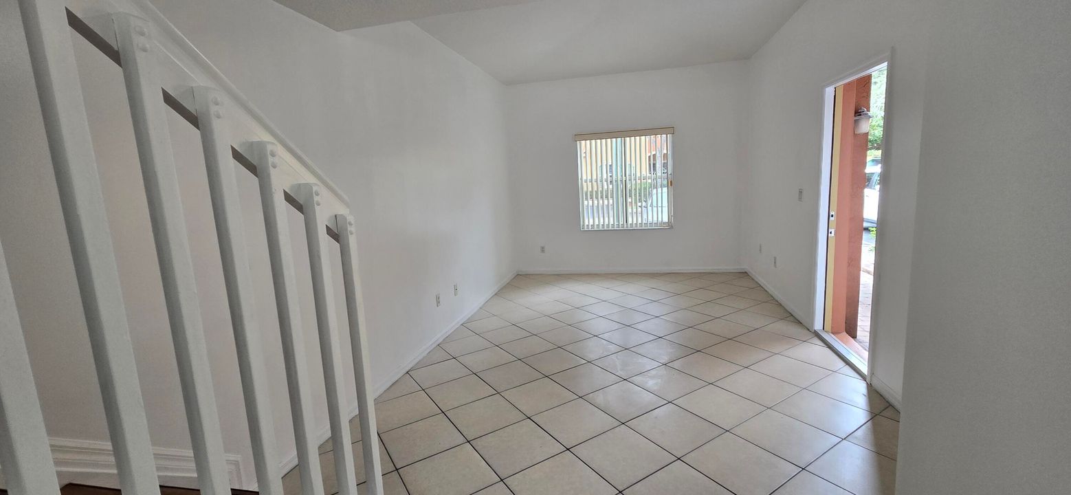 出租: $2,500 (3 贝兹, 3 浴室, 1382 平方英尺)