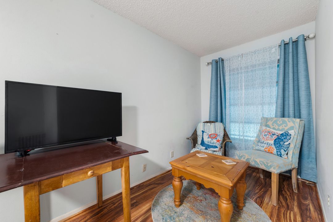 待售: $188,000 (2 贝兹, 2 浴室, 1012 平方英尺)