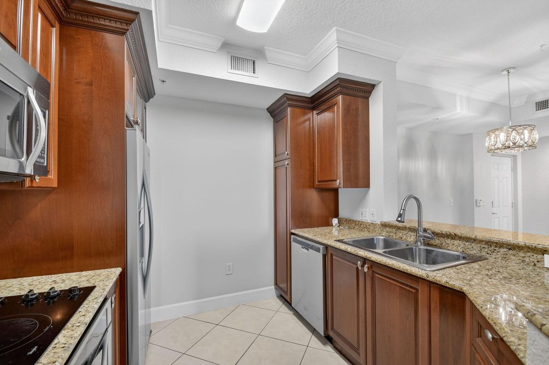 For Rent: $2,500 (2 beds, 2 baths, 1137 Square Feet)