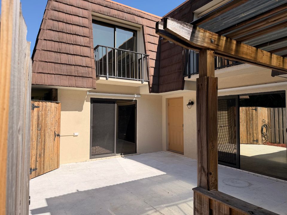 For Sale: $419,900 (2 beds, 2 baths, 1596 Square Feet)