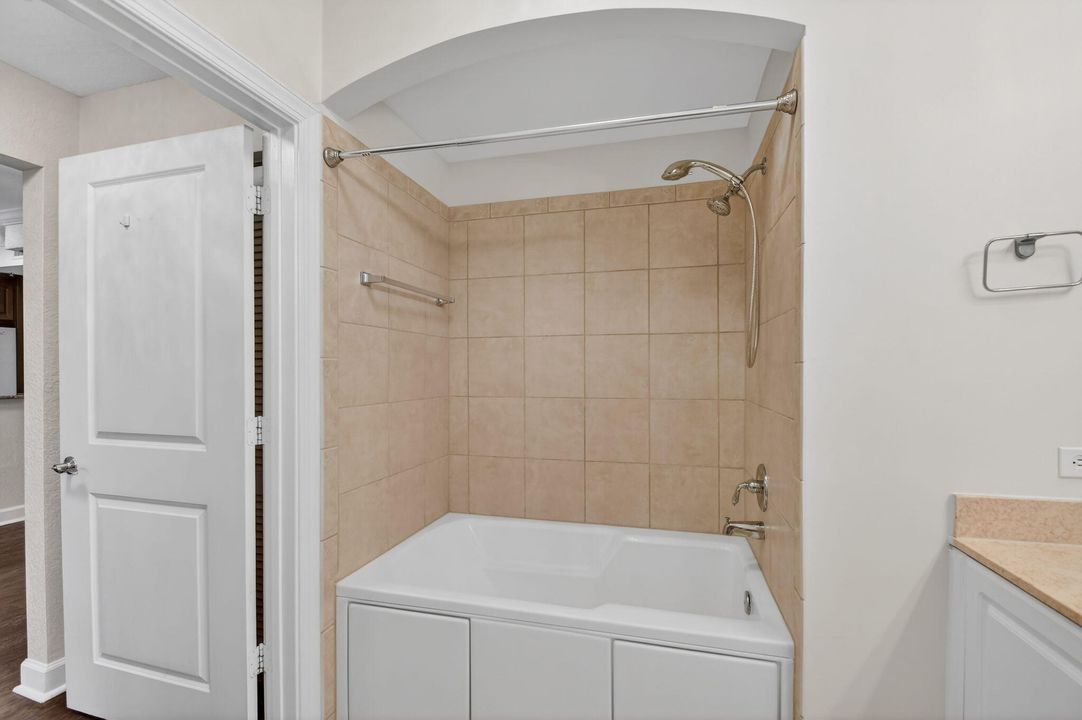 For Rent: $2,500 (2 beds, 2 baths, 1137 Square Feet)