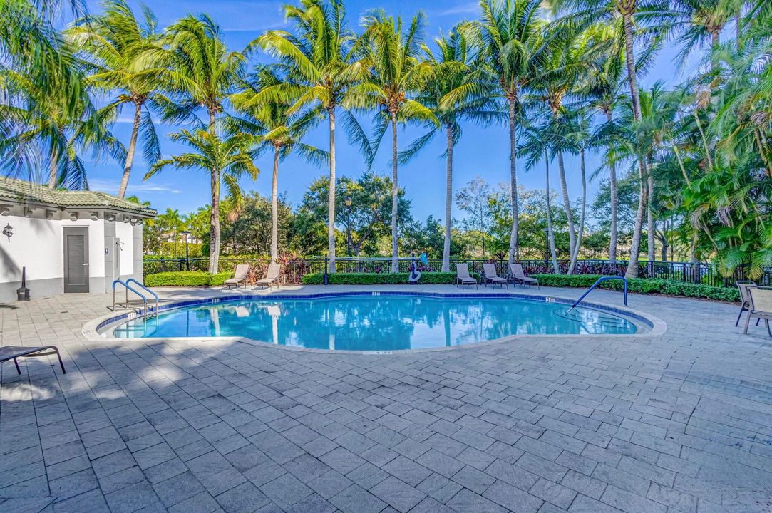 For Rent: $2,500 (2 beds, 2 baths, 1137 Square Feet)