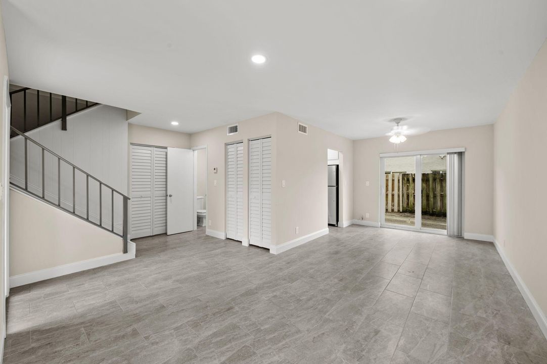 出租: $2,200 (2 贝兹, 1 浴室, 1076 平方英尺)