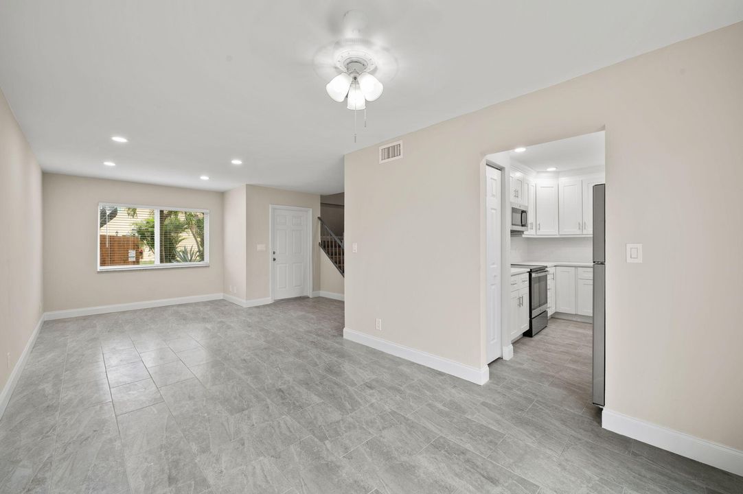 出租: $2,200 (2 贝兹, 1 浴室, 1076 平方英尺)