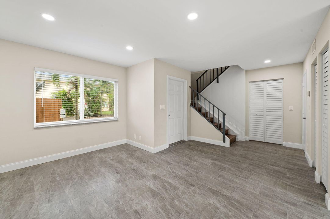 出租: $2,200 (2 贝兹, 1 浴室, 1076 平方英尺)