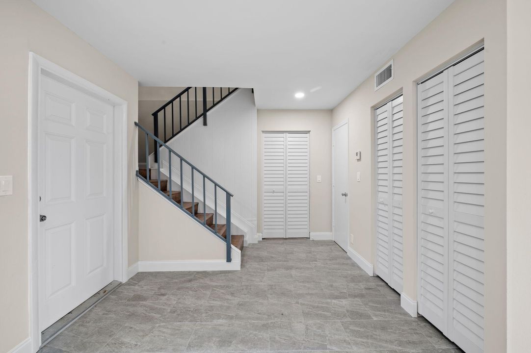 出租: $2,200 (2 贝兹, 1 浴室, 1076 平方英尺)