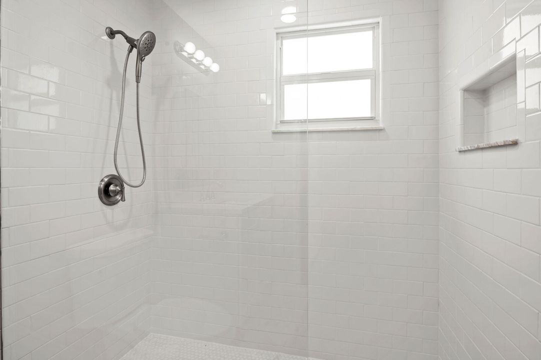 出租: $2,200 (2 贝兹, 1 浴室, 1076 平方英尺)