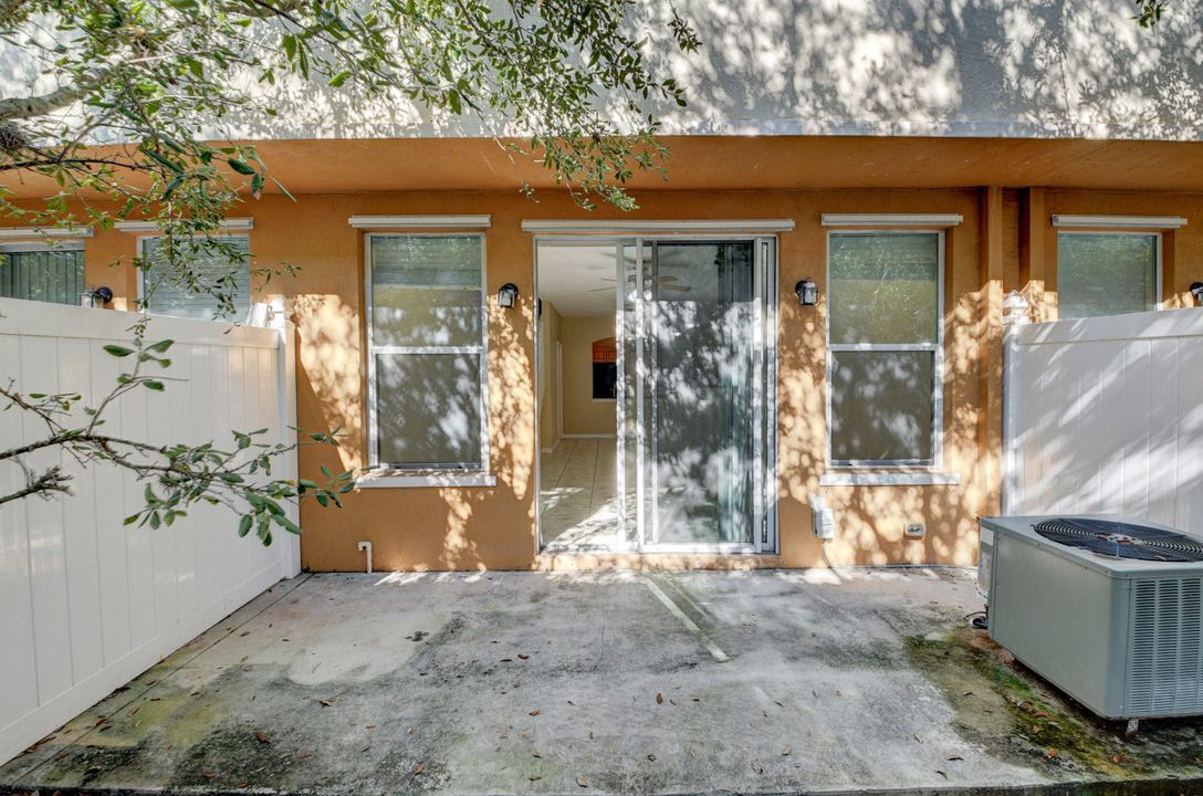 For Rent: $2,300 (3 beds, 2 baths, 1498 Square Feet)
