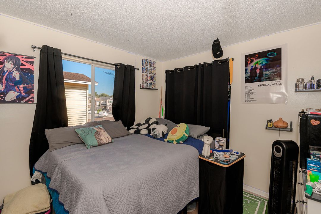 For Sale: $400,000 (4 beds, 2 baths, 1348 Square Feet)