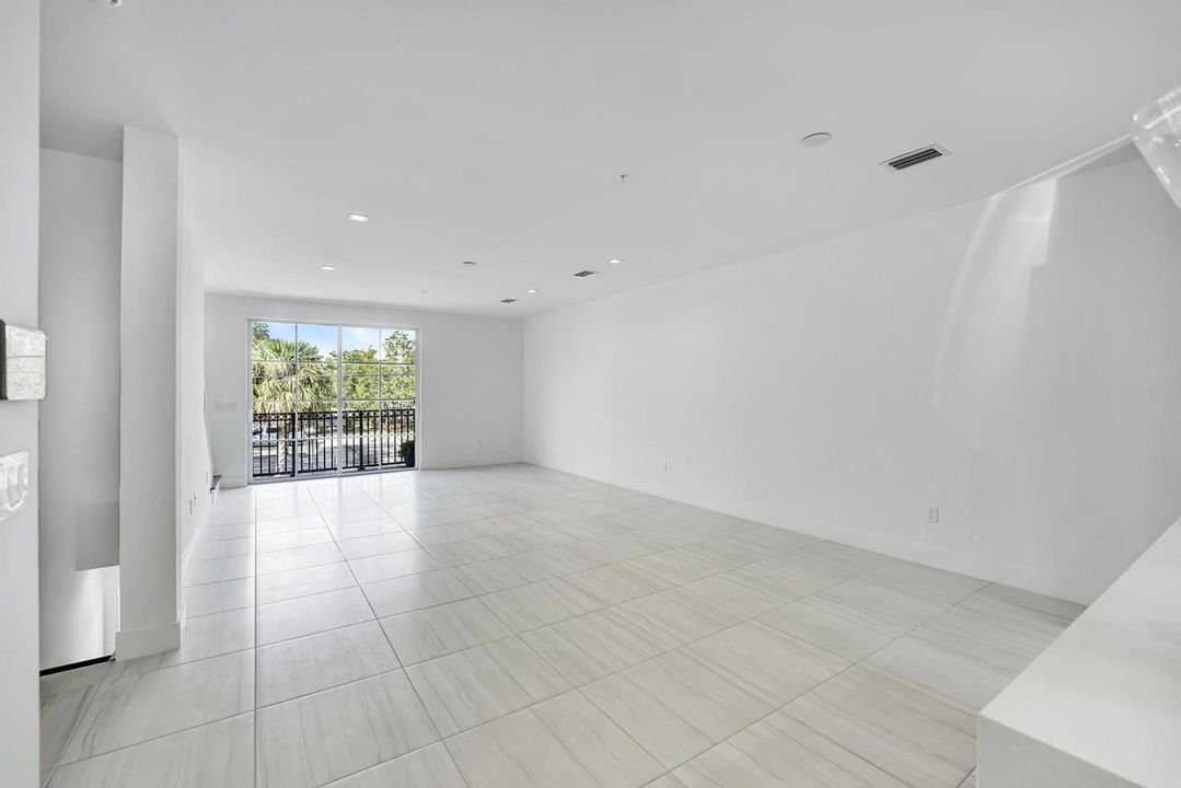 En Venta: $945,000 (3 camas, 3 baños, 1880 Pies cuadrados)