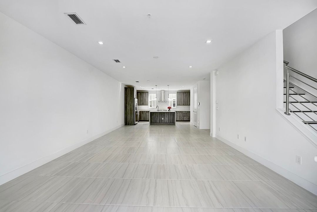 En Venta: $945,000 (3 camas, 3 baños, 1880 Pies cuadrados)