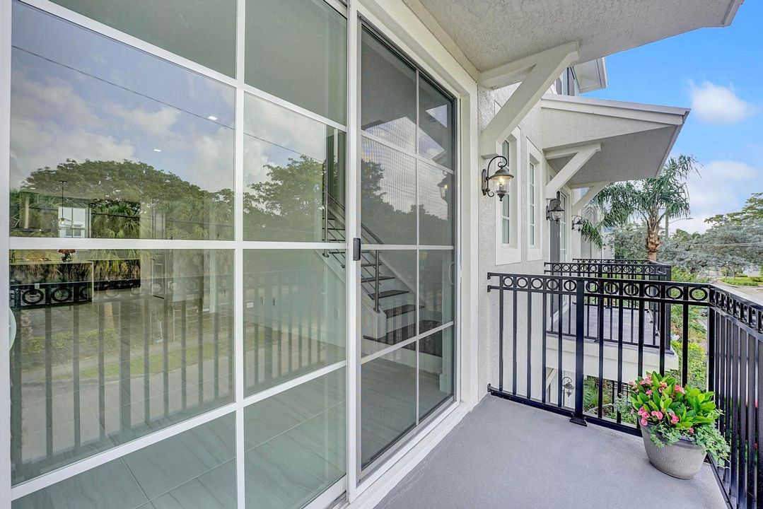 En Venta: $945,000 (3 camas, 3 baños, 1880 Pies cuadrados)