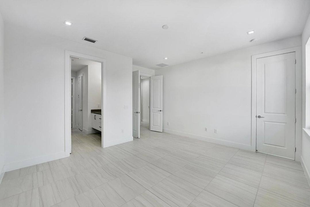 En Venta: $945,000 (3 camas, 3 baños, 1880 Pies cuadrados)