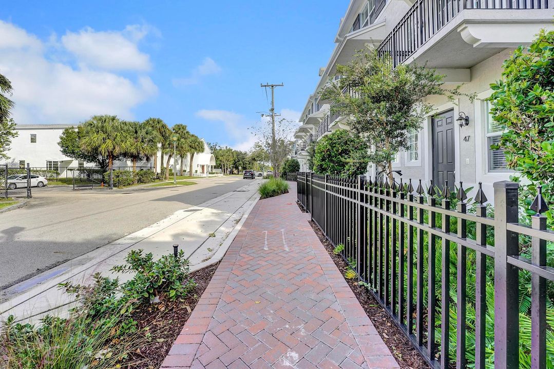 En Venta: $945,000 (3 camas, 3 baños, 1880 Pies cuadrados)