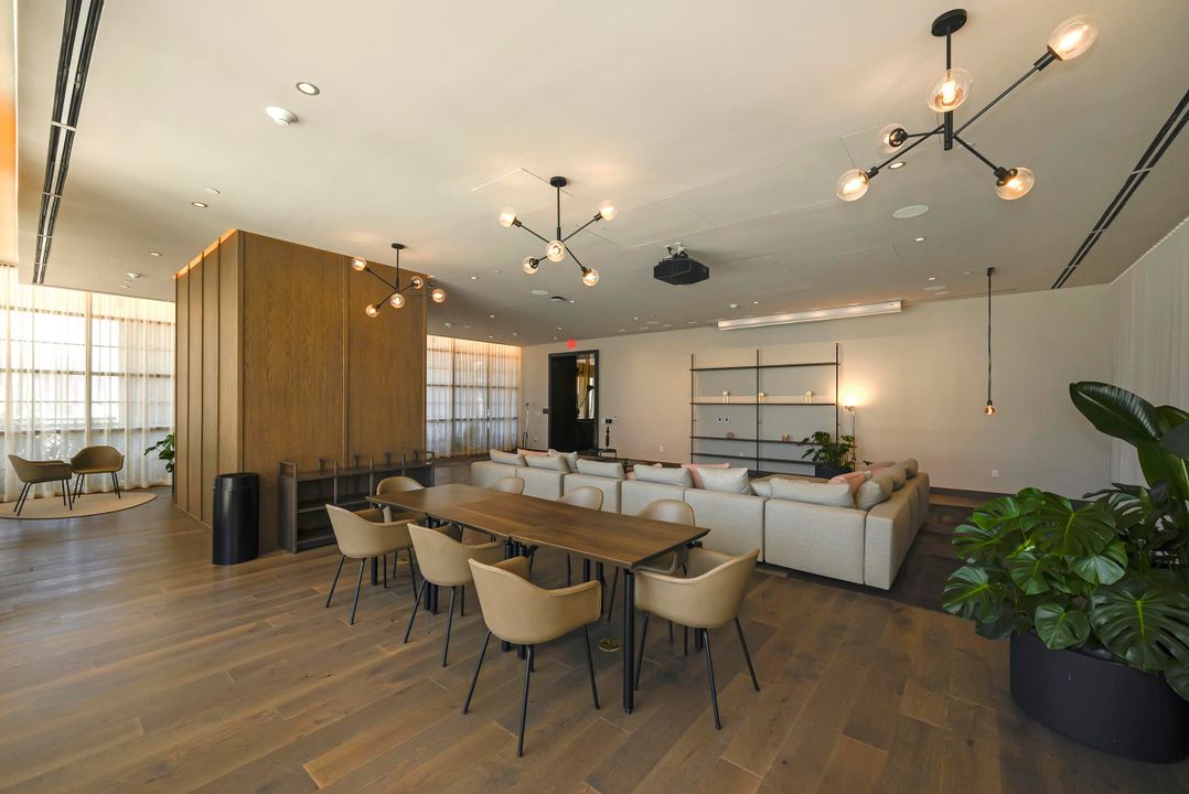 For Sale: $529,888 (1 beds, 1 baths, 850 Square Feet)