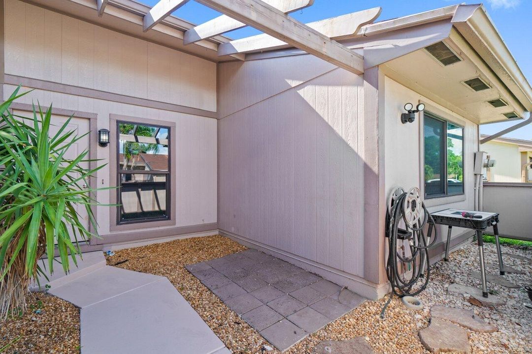 For Sale: $349,000 (2 beds, 2 baths, 1222 Square Feet)