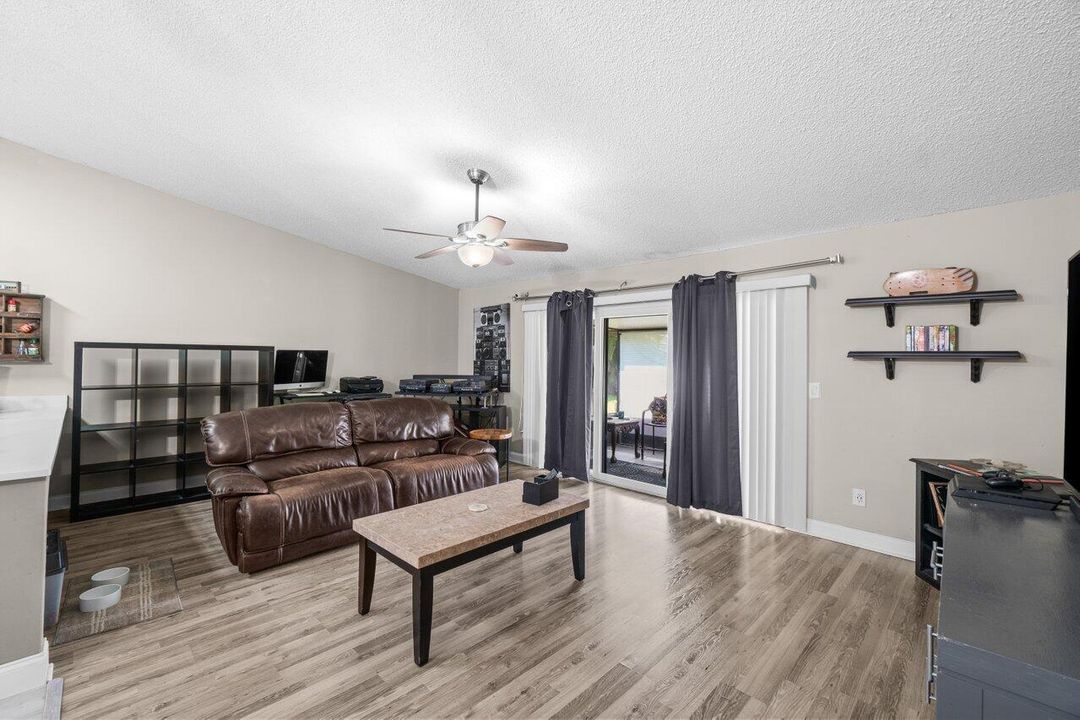 For Sale: $349,000 (2 beds, 2 baths, 1222 Square Feet)