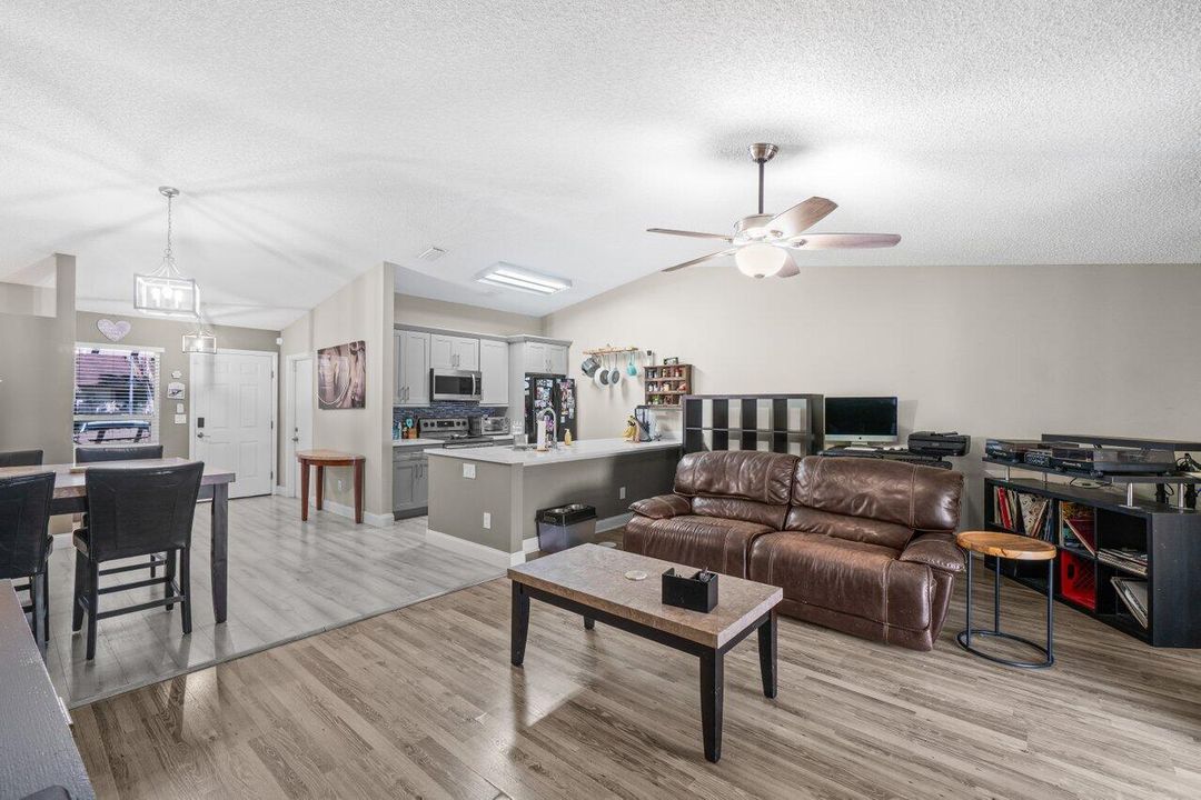 For Sale: $349,000 (2 beds, 2 baths, 1222 Square Feet)