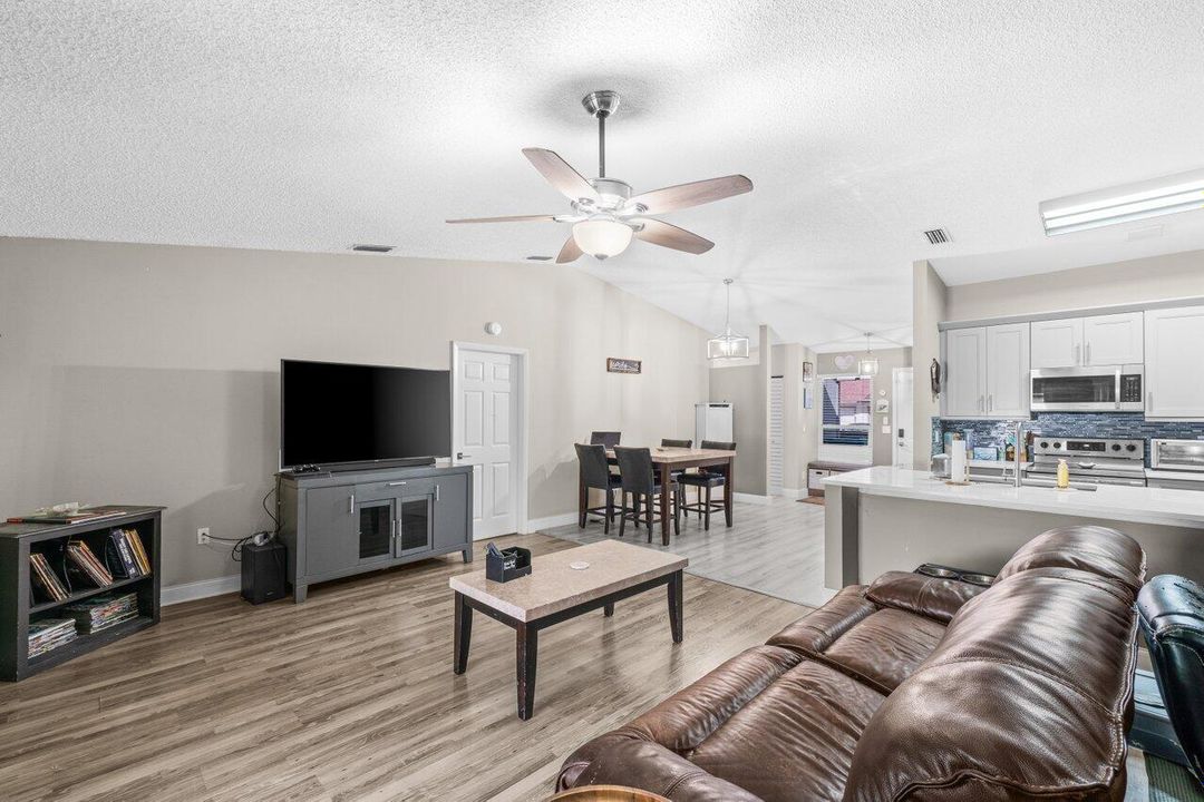 For Sale: $349,000 (2 beds, 2 baths, 1222 Square Feet)