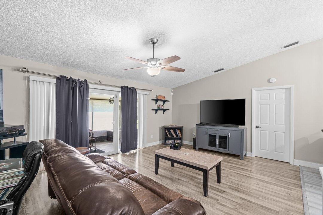 For Sale: $349,000 (2 beds, 2 baths, 1222 Square Feet)