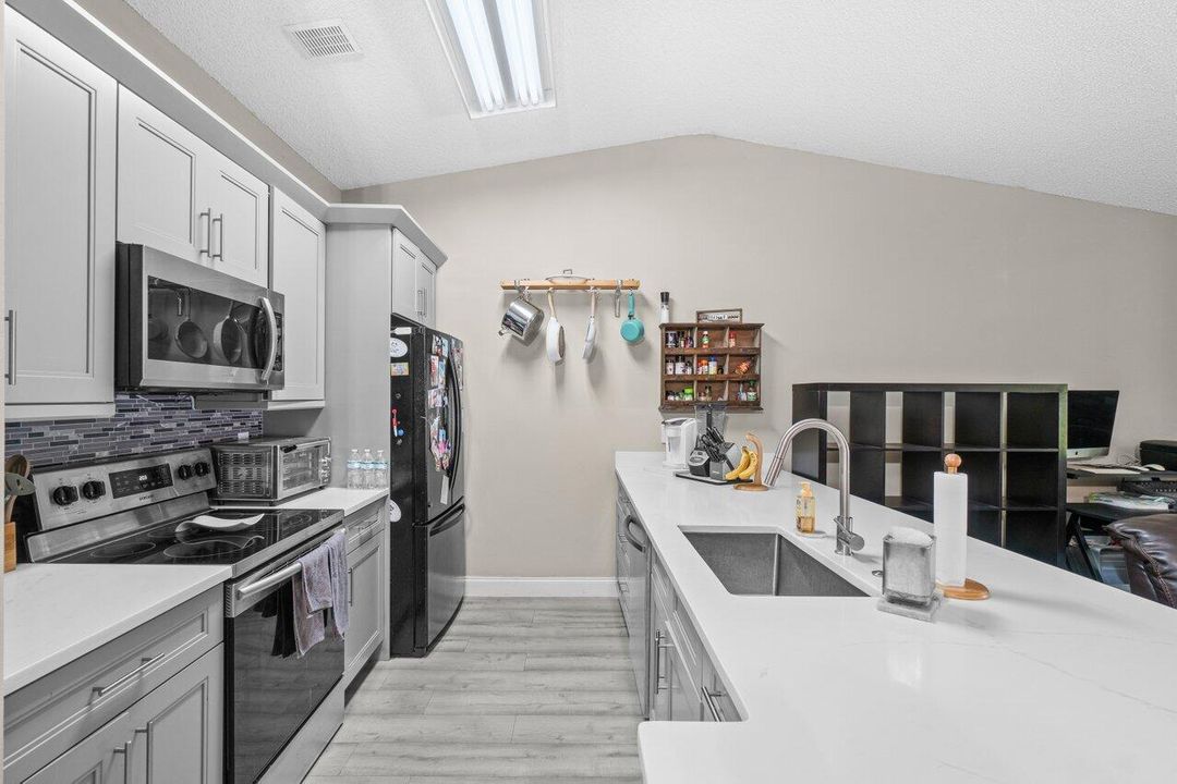 For Sale: $349,000 (2 beds, 2 baths, 1222 Square Feet)