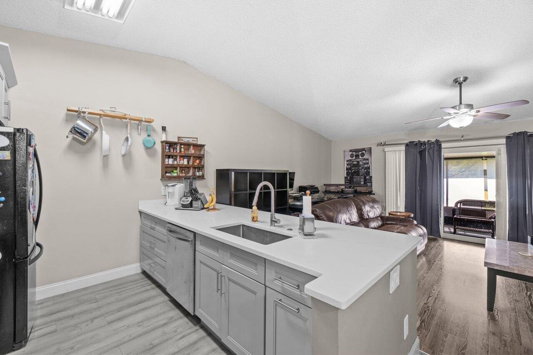 For Sale: $349,000 (2 beds, 2 baths, 1222 Square Feet)