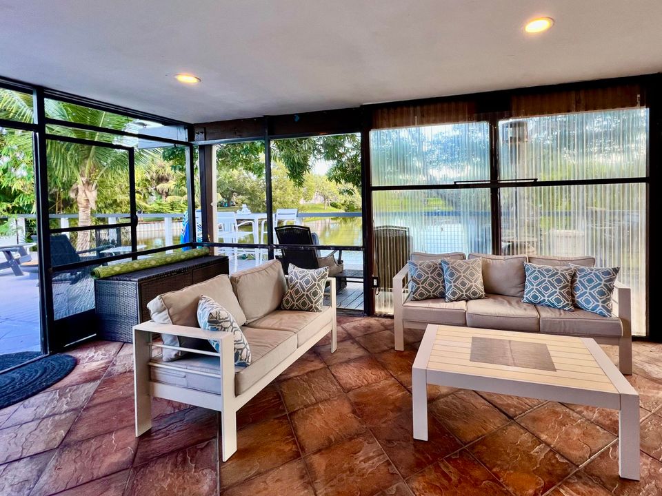 待售: $740,000 (3 贝兹, 2 浴室, 2707 平方英尺)