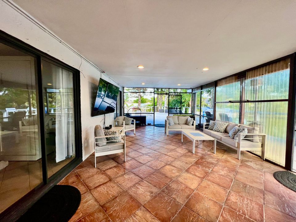 待售: $740,000 (3 贝兹, 2 浴室, 2707 平方英尺)