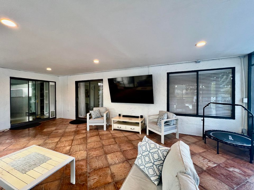 待售: $740,000 (3 贝兹, 2 浴室, 2707 平方英尺)