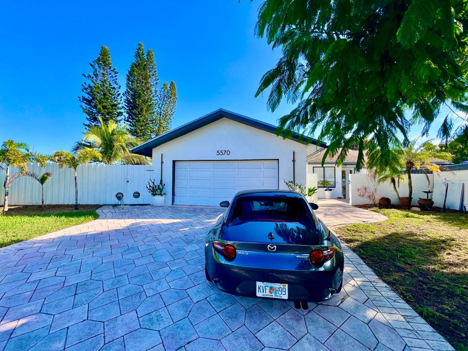 待售: $740,000 (3 贝兹, 2 浴室, 2707 平方英尺)