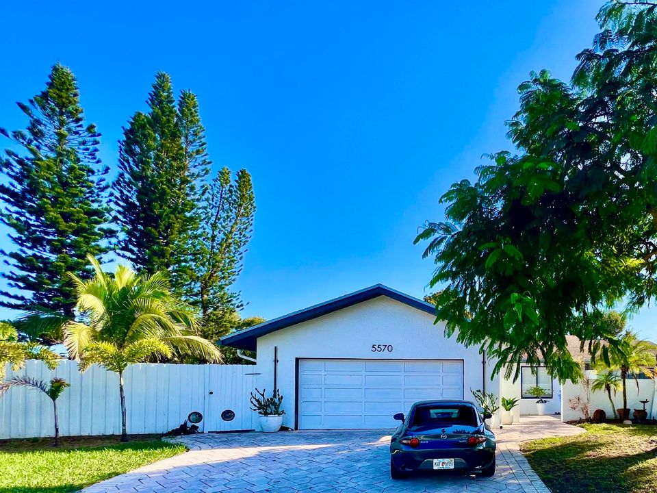 待售: $740,000 (3 贝兹, 2 浴室, 2707 平方英尺)