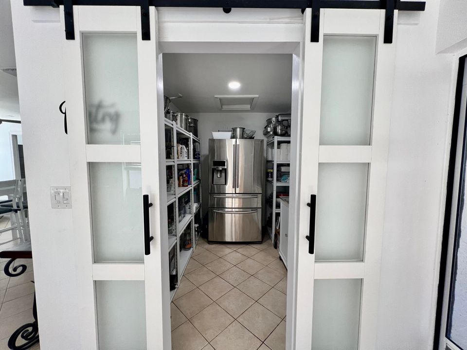 待售: $740,000 (3 贝兹, 2 浴室, 2707 平方英尺)