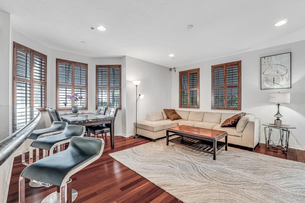 На продажу: $448,000 (4 спален, 3 ванн, 1904 Квадратных фут)