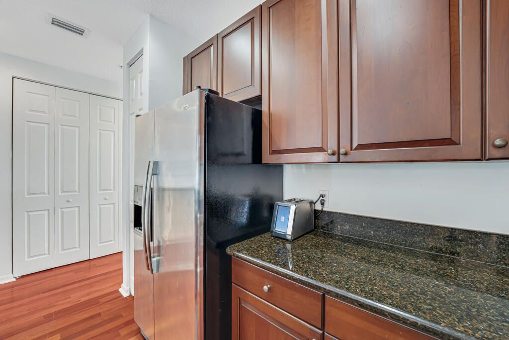 На продажу: $448,000 (4 спален, 3 ванн, 1904 Квадратных фут)