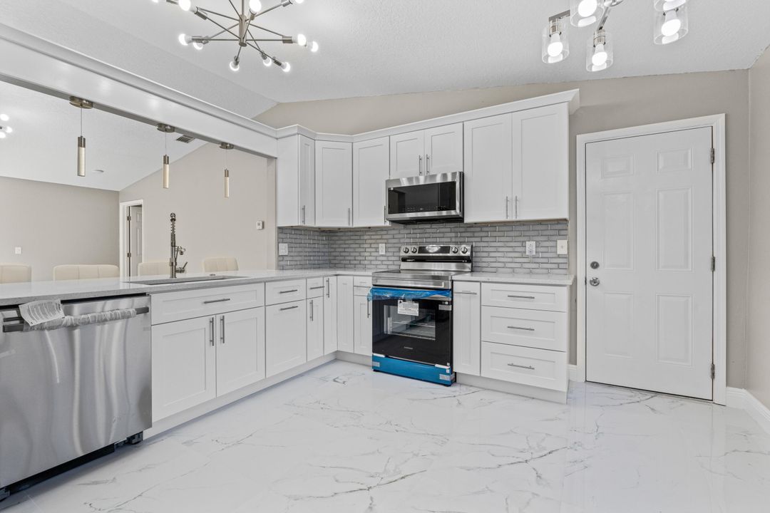 For Sale: $299,700 (3 beds, 2 baths, 1196 Square Feet)